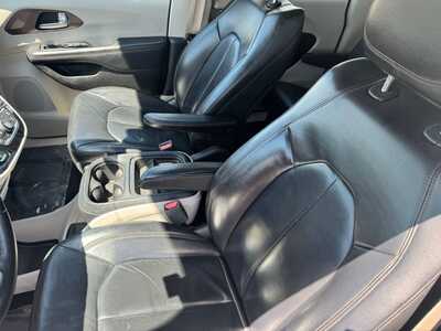 2017 Chrysler Pacifica, $10990. Photo 6