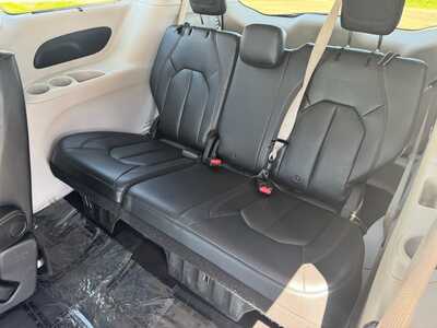 2017 Chrysler Pacifica, $10990. Photo 9