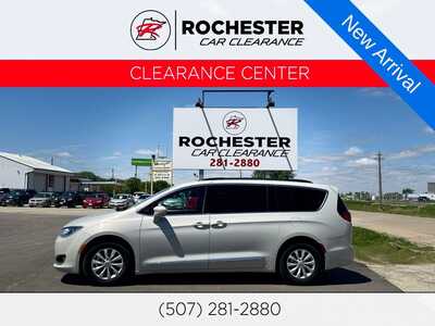 2017 Chrysler Pacifica, $10990. Photo 1