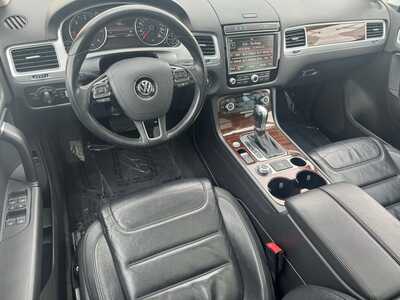 2015 Volkswagen Touareg, $9990. Photo 11