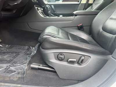 2015 Volkswagen Touareg, $9990. Photo 5