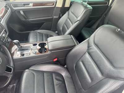 2015 Volkswagen Touareg, $9990. Photo 6