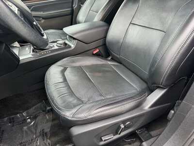 2017 Ford Explorer, $17740. Photo 5