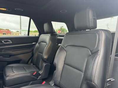 2017 Ford Explorer, $17740. Photo 8