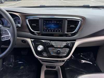2020 Chrysler Voyager, $14500. Photo 2