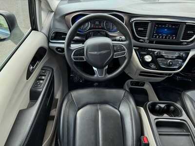 2020 Chrysler Voyager, $14500. Photo 5