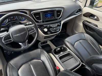 2020 Chrysler Voyager, $14500. Photo 6