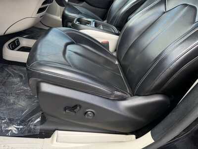 2020 Chrysler Voyager, $14500. Photo 9
