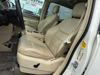 2010 Volkswagen Routan, $5500. Photo 5
