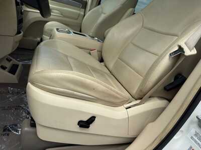 2010 Volkswagen Routan, $5500. Photo 6