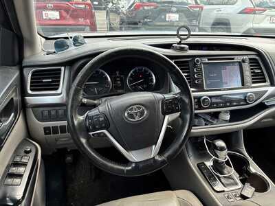 2015 Toyota Highlander, $13990. Photo 6