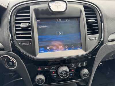 2014 Chrysler 300, $13490. Photo 9
