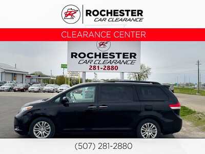 2014 Toyota Sienna, $9591. Photo 1