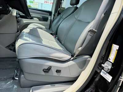 2013 Volkswagen Routan, $6999. Photo 6