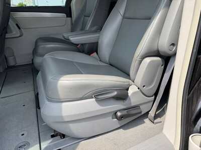 2013 Volkswagen Routan, $6999. Photo 8