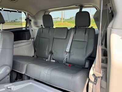 2013 Volkswagen Routan, $6999. Photo 9