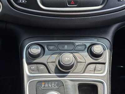 2017 Chrysler 200, $11490. Photo 11