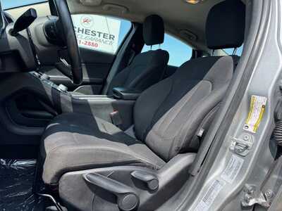 2017 Chrysler 200, $11490. Photo 4