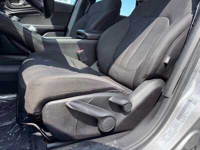 2017 Chrysler 200, $11490. Photo 5