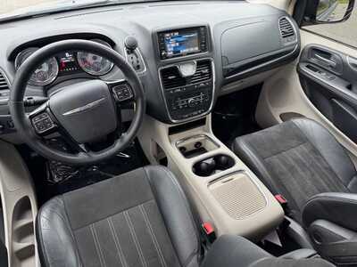 2014 Chrysler Town & Country, $5490. Photo 11