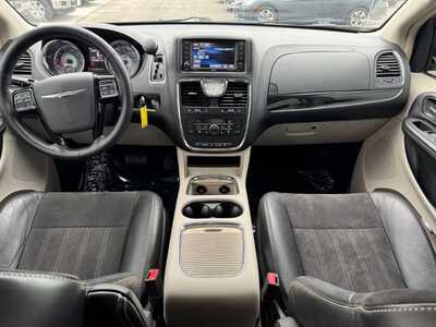 2014 Chrysler Town & Country, $5490. Photo 12