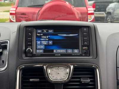 2014 Chrysler Town & Country, $5490. Photo 3