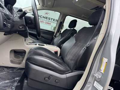 2014 Chrysler Town & Country, $5490. Photo 5