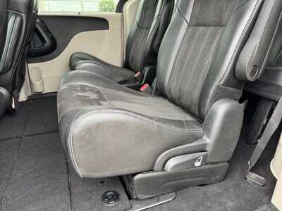 2014 Chrysler Town & Country, $5490. Photo 8