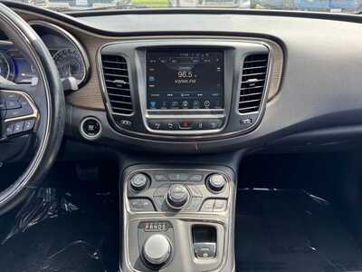 2015 Chrysler 200, $9990. Photo 2