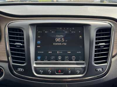 2015 Chrysler 200, $9990. Photo 3