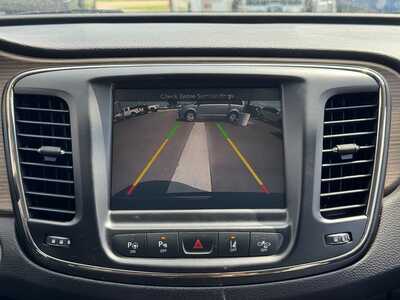 2015 Chrysler 200, $9990. Photo 4