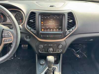 2018 Jeep Cherokee, $18399. Photo 2