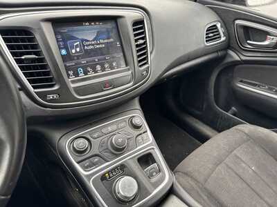 2015 Chrysler 200, $5499. Photo 10