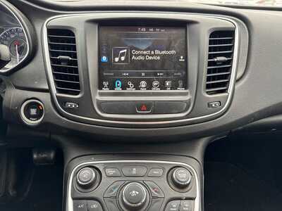 2015 Chrysler 200, $5499. Photo 2