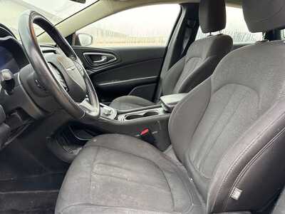 2015 Chrysler 200, $5499. Photo 4