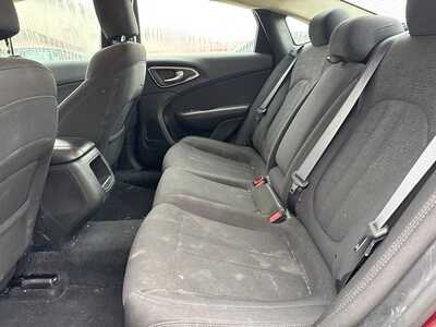2015 Chrysler 200, $5499. Photo 5