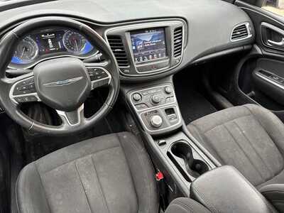 2015 Chrysler 200, $5499. Photo 6