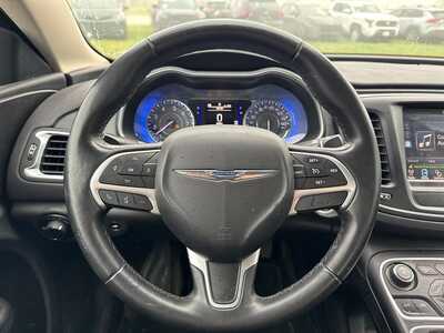 2015 Chrysler 200, $5499. Photo 7