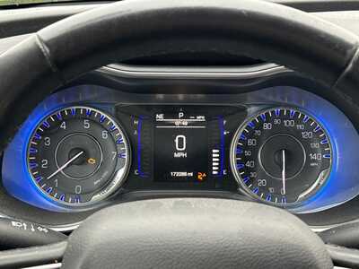2015 Chrysler 200, $5499. Photo 8