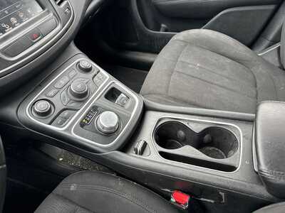 2015 Chrysler 200, $5499. Photo 9