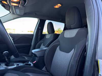 2014 Jeep Cherokee, $9599. Photo 4