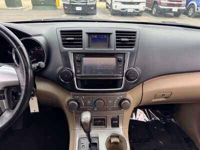 2013 Toyota Highlander, $12240. Photo 2