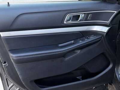 2017 Ford Explorer, $12640. Photo 10