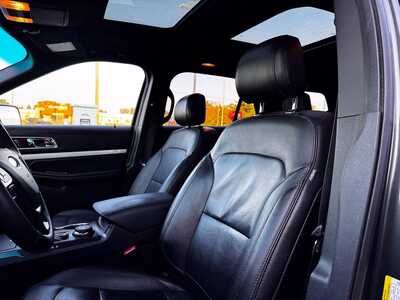 2017 Ford Explorer, $12640. Photo 7