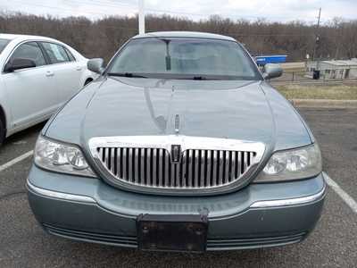 2004 Lincoln Town Car, $2500. Photo 2