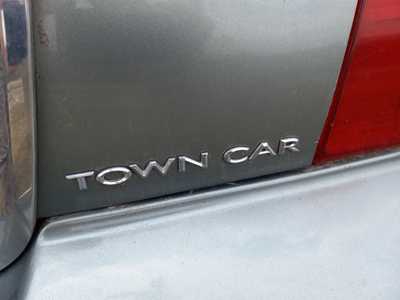 2004 Lincoln Town Car, $2500. Photo 4