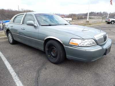 2004 Lincoln Town Car, $2500. Photo 1