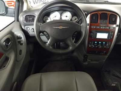 2007 Chrysler Town & Country, $17995. Photo 10