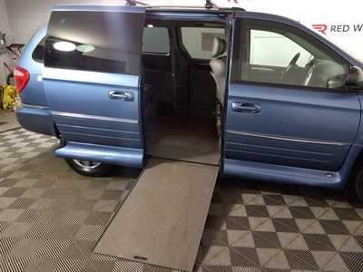 2007 Chrysler Town & Country, $17995. Photo 2