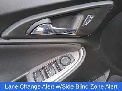 2021 Chevrolet Malibu, $19995. Photo 12